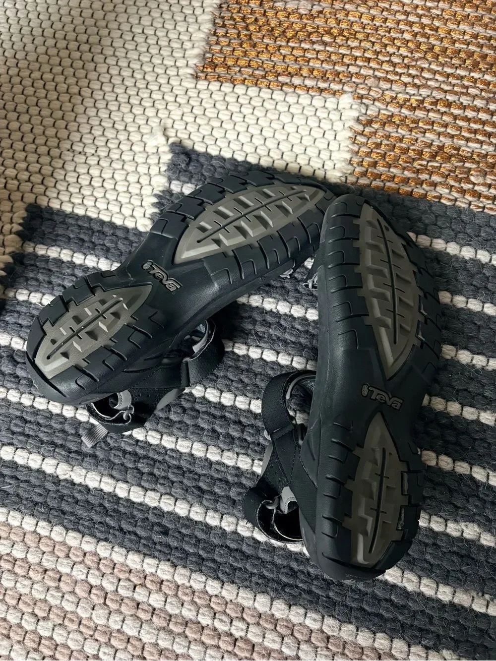 Teva Men's Minam sandals in Black | size 12 | like new